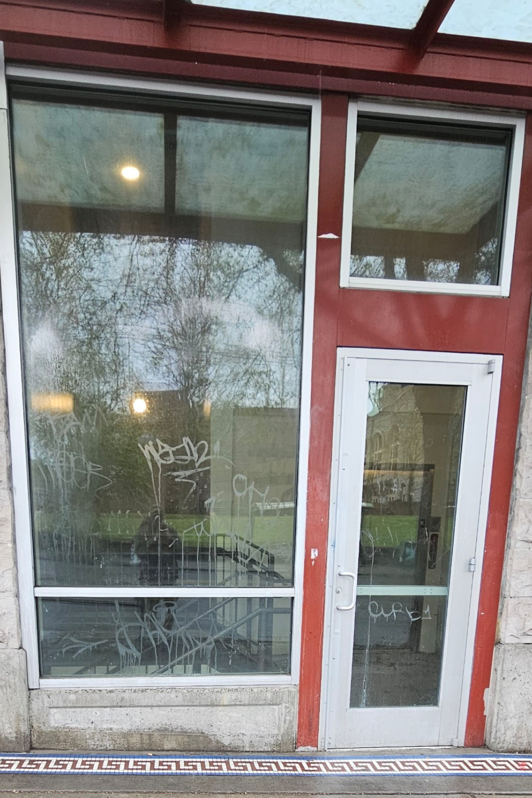 walgreens-glass-graffiti-before
